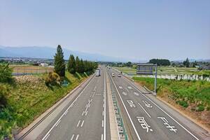 高速道路の追越車線を走り続けると違反に！ 目安はどれくらい？ ルールや反則金について解説。