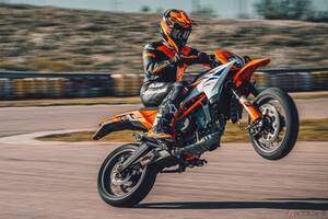 やはりブーム!? 中型モタードモデルに新たな刺客!! スズキ「DR-Z4SM」とガチンコ勝負!? KTM「390 SMC R」8月に発売