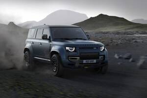ディフェンダー、2026年モデル刷新で初のPHEV導入。最高峰『OCTA』には漆黒の新グレードも設定