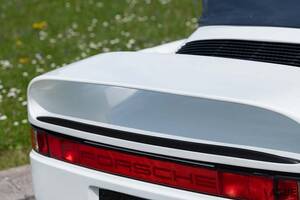 世界に1台!? ポルシェ「959」にオープンモデルの「スピードスター」が存在した？ 当時の技術の粋を集めた「ハイテクポルシェ」の気になる落札予想価格とは