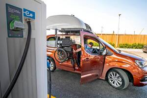 車椅子ドライバーに操作しにくいEV充電器が問題に　英国　「後回しにされている」