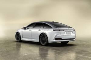 トヨタ、誕生70周年の『クラウン・セダン』に2種類の特別仕様車を設定。HEV、FCEVの双方を用意