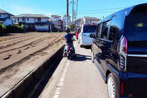 バイクでの「すり抜け」は法律違反じゃないって知ってた？ すり抜けが違反になってしまう条件とは