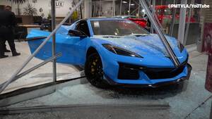 盗難失敗！自動車泥棒がコルベットC8 Z06でショーウィンドウを突き破って逃走を試みたがその無謀な企ては失敗に終わった　その理由とは？