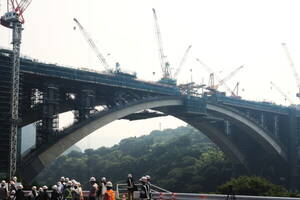 「あの橋、いくらかかってるんですか!?」新東名の“巨大アーチ橋”まもなく完成！ NEXCOの答えに「スケールがデカすぎる！」子どもたち驚嘆