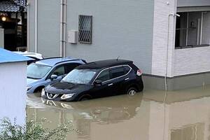 大雨で道路が川のように…水の中を平気で走るクルマと動けなくなるクルマとの違いはなに？ そもそも冠水しても大丈夫？ もしものための備えとは