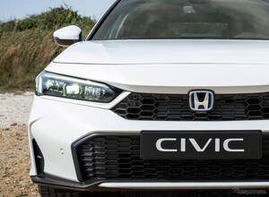 ホンダ『シビック e:HEV』英国モデルの新デザインに好感触！ SNSではその価格にも注目が集まっており…
