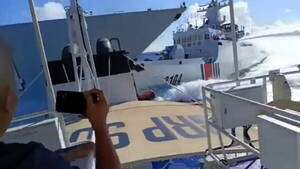 中国軍艦と巡視船が南シナ海で衝突 1隻は航行不能に 瞬間の映像を比警備隊が公開