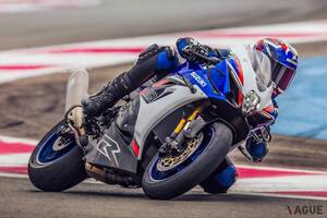 40周年の節目にサプライズ初公開！ スズキのスーパースポーツバイク「GSX-R1000」の新型は「本気のレース向けスペック」に胸アツです