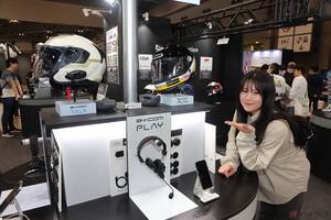 まるで逆「ワークマン」な他業種参入!? バイク用として培われたインカム技術が効率アップに貢献?? イヤーマフ付きでもクリアな音声を実現する「B+COM」が作業現場で活躍中だと!?