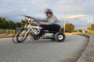 カブエンジンが唸る!! 魔改造3輪車でドリフト、ウィリー、360°スピン、片輪走行とスーパートリック連発!!