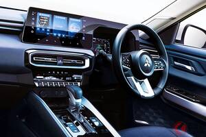 三菱が新型「“3列7人乗り”SUV」世界初公開！ ゴツゴツ＆スマートな“ド迫力ボディ”に自慢の「悪路走破性」を実現！ 全長4.7mの「新型デスティネーター」インドネシアで発表！