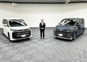 トヨタ、「ノア／ヴォクシー」フルモデルチェンジ　新開発HVシステム搭載　スマホで駐車できる最新機能も採用　267万円から
