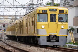 西武新宿線の車両が「関西」で再デビューへ “見慣れぬ車両”が東海道線を通って滋賀県に到着