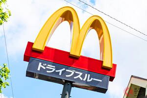 マック“新CM”にスズキ「軽セダン!?」が登場！ “初心者運転”に思わず「ヒヤッとする」シーンも！ 誰もが一度は経験する「運転あるある」を公開！