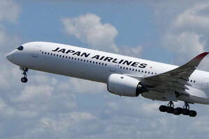 JAL初の「新・国際線主力機」の“激デカ特別デカール”が消える！なぜ？ひと目でわかる姿最後に…羽田発最終便が出発