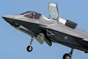 「80年ぶり日本の艦載機だ」日の丸付けたF-35B戦闘機を現地カメラマンが捉えた！ ノズル下向いたシーンまで「4機あります」