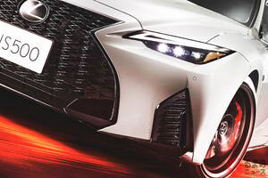 レクサスが「コンパクトセダン IS」生産終了を発表！ 全長4.7m“手頃サイズ”の「スポーティモデル」販売終了へ 高性能「5リッターV8」＆「4WD」モデル消滅… 「IS300h」に集約
