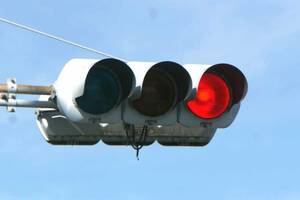 「交差点の赤信号」 意地でもルールを守る日本人、臨機応変な外国人 どちらがスマート？ 交通ルールの順守について考える