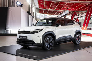 スズキのEV「ｅビターラ」には兄弟車が存在！　まったく顔が違う「トヨタ・アーバンクルーザー」がこれまたイケてる!!
