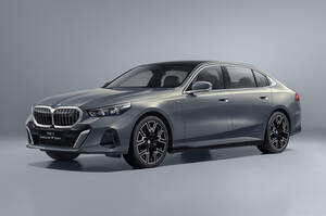 BMW5シリーズのロングホイールベースモデルが日本デビュー。48Vマイルドハイブリッドシステムを採用したガソリン仕様とピュア電気自動車のi5を設定