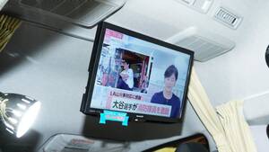 「これはスゴイ」一般乗用車なのに『ワンルーム』のような車内。テレビ・キッチン・クーラー・冷蔵庫・ベッド付き。