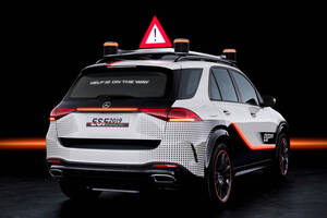 メルセデス・ベンツの実験安全車「ESF」ってなに？ 安全性の最先端を切り拓いてきた第5世代は小型ロボットも搭載!?【メルセデス安全性Q＆A】
