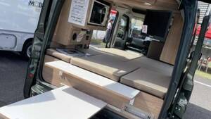 キャンピングカーに「軽自動車」という選択肢。実は、結構アリです。フラットスペースが魅力的、スズキ・エブリイがベースの軽キャンパー。
