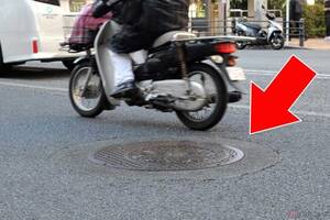 「マンホール」はバイクにとって地雷か？　転倒リスクは「蓋がすべりやすいから」だけではない!!