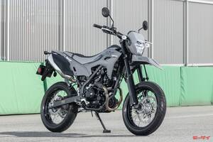 前後17インチのモタード「KLX230SM」（2025年型）は、足周りとエンジンのセッティングを最適化！616,000円　　