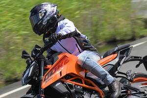 KTM「390 DUKE」は見た目も走りもアグレッシブなブンまわしたくなるネイキッドスポーツ！レーシングライダー石塚健の市販車インプレッション