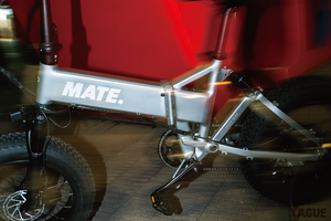 クロス仕上げで“メタリックシルバー”のフレームがカッコいい！ Eバイクブランド・メイトバイクの人気モデルに「直営店限定カラー」が登場