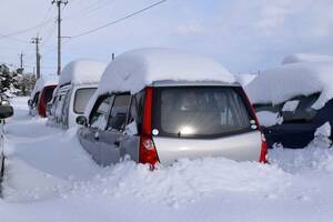 大雪でクルマを放置して避難は駐車違反になる!？ 急の降雪で身動きができなくなったときの対処法をお教えします