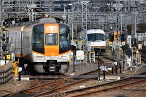 「近鉄最大のジャンクション駅」高架化なるか？ 駅周辺は踏切だらけ ストップしていた3者協議が年内にも再開