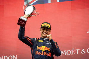 レーシングブルズ、2026年のローソンとリンドブラッド起用を発表「挑戦に立ち向かう準備は万端だ」