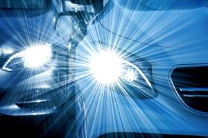 「ヘッドライトまぶし過ぎ」の正体！ なぜSUVとLEDは「光の壁」を作るのか？