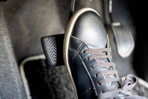 「池袋暴走事故」の教訓が世界を救う！ ブレーキ「踏み間違い抑制」国際基準化で加速する高齢化社会の安全モビリティ