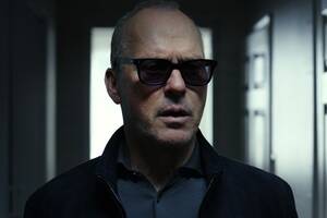 マイケル・キートンが語る演技論「努めて何もしないようにする」──映画『殺し屋のプロット』インタビュー