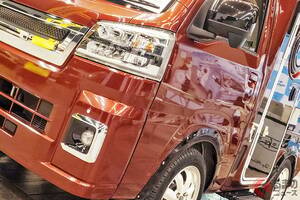 ダイハツ「“3人乗り”軽トラ」がスゴい！ 全長3.4m級「めちゃちいさいサイズ」に「4人寝られる」！ バンショップミカミの「ハイゼットトラック」キャンパー「テントむし」に注目