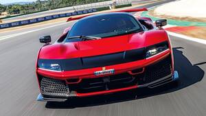 新型「フェラーリF80」最初の試乗レポート　フェラーリはF80でハイブリッド技術を新たな高みに押し上げた　そのドライビングインプレッション！