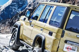 333万円も安い！ トヨタの「“最安”ランドクルーザー」が魅力的！ 9年ぶり復活の「実用特化モデル」は超シンプル仕様がイイ！ 昭和レトロデザインの手頃な「70 AX」 どんなクルマ？