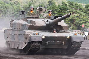 ロケ地の「ポツンと戦車」×仮面ライダー俳優  “謎の写真” にファン歓喜!?