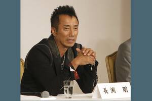 「長渕剛」の“愛車”「“高級”外車」どんなクルマ？ “3000万円超え”「スポーツカー」に「憧れる」声も！ 「渋さが際立っている」イギリス車が話題に