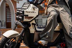 新車約27万円！ カクカクボディのホンダ「新スクーター」に反響多数！ 中国で発表された「スクエアX125」に「日本でも発売して欲しい」「個性的なデザインがいい」などの声