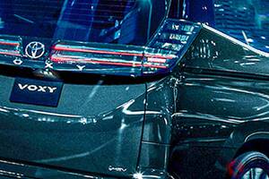 トヨタ新「ヴォクシー」がスゴイ！ “300万円”超えの「大人気ミニバン」何が変わった？ ミドルサイズの「3列ミニバン」が「家族で乗るには心強い」などと話題に