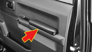 「これは知らなかった…」ドライバーだけでなく同乗者にも恩恵。クルマのドアグリップの意外な活用方法。