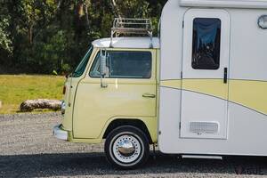 もう、可愛すぎるって！ 50年前の「ワーゲンバス」ベースの“右ハンドルキャンパー”仕様を豪州で発見 スバルEJ20エンジンに換装 室内もきれいな個体の価格とは