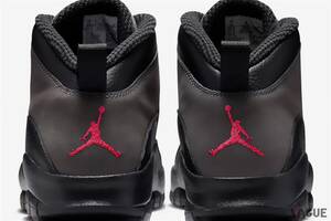 赤い“ジャンプマンロゴ”がアクセント！「エアジョーダン10」のオリジナルカラー“シャドー”が待望の復刻！ 重厚なダークトーンが足元を引き締めます