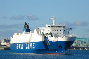 船の中で行われている神業駐車！　RO-RO船内部にトレーラーを積み込むドライバーの技術がヤバすぎる!!