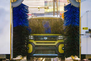 「冬は寒いしそのままでいっか」は大損害の可能性！　洗車機使用中にエンジンを止めるべき理由